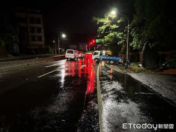 ▲▼新北市淡水區興仁路101巷口23日發生一起車禍。（圖／記者陸運陞昌翻攝，下同）