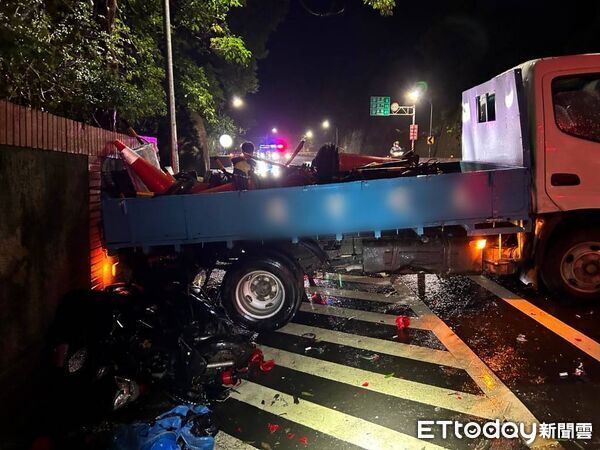 ▲▼新北市淡水區興仁路101巷口23日發生一起車禍。（圖／記者陸運陞昌翻攝，下同）