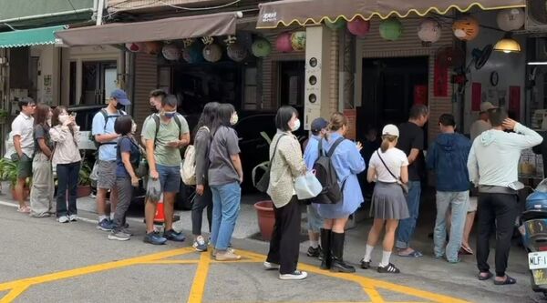 ▲阿泉爌肉飯及阿璋肉圓再現人龍。（圖／記者唐詠絮翻攝）