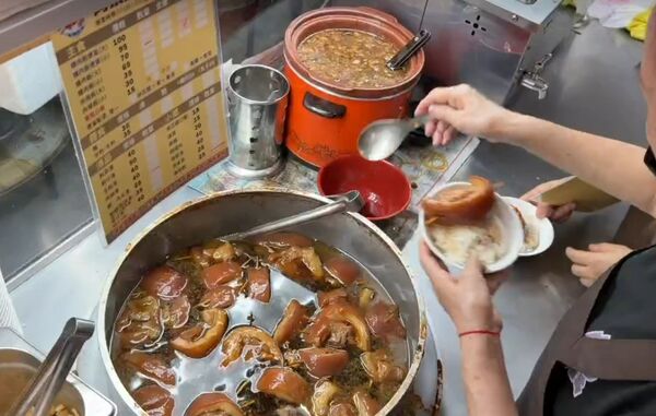 ▲阿泉爌肉飯及阿璋肉圓再現人龍。（圖／記者唐詠絮翻攝）
