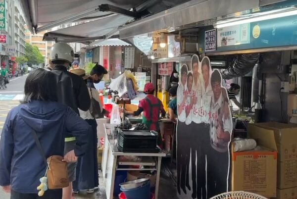 ▲阿泉爌肉飯及阿璋肉圓再現人龍。（圖／記者唐詠絮翻攝）