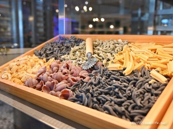 ▲▼台中主打石臼現磨鮮麥義大利麵。（圖／部落客糖糖提供）