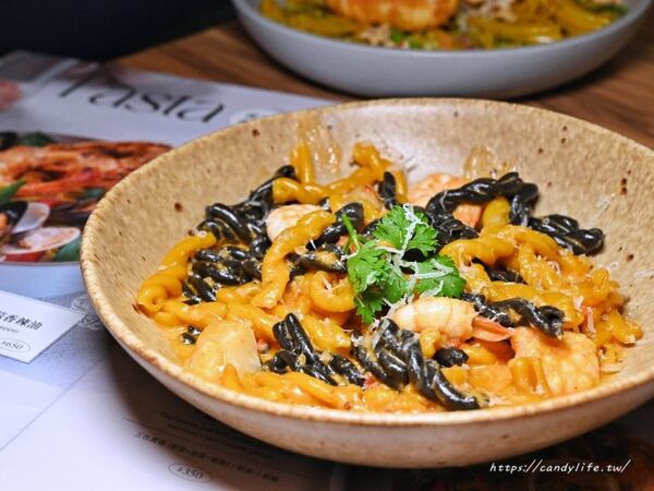 ▲▼台中主打石臼現磨鮮麥義大利麵。（圖／部落客糖糖提供）