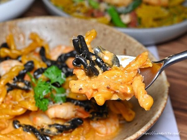 ▲▼台中主打石臼現磨鮮麥義大利麵。（圖／部落客糖糖提供）