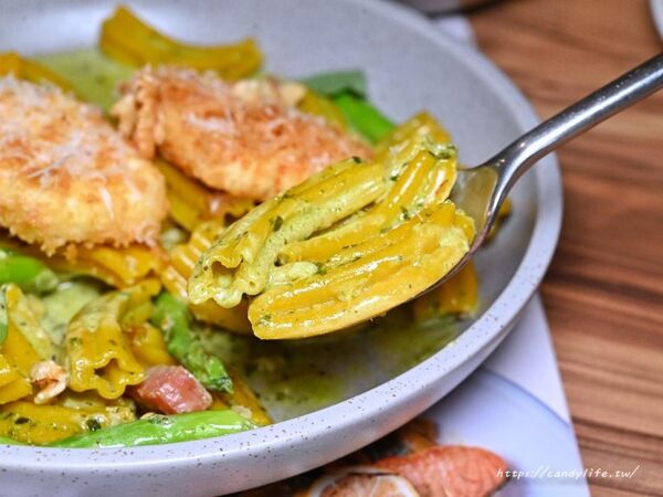 ▲▼台中主打石臼現磨鮮麥義大利麵。（圖／部落客糖糖提供）