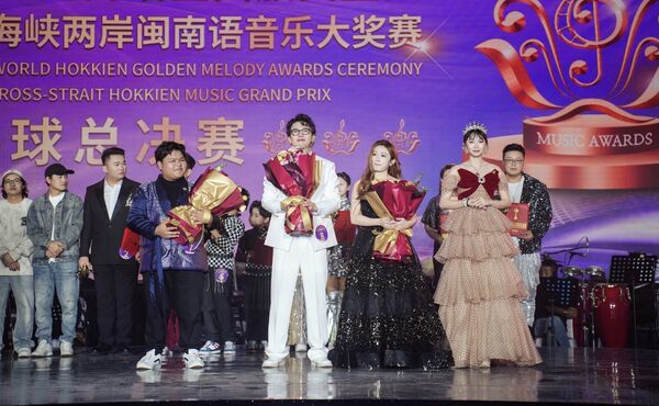 ▲陳思瑋以唱出自己人生的〈絕對拼到底〉勇奪2025世界閩南語金曲盛典總決賽冠軍。（圖／世界閩南語金曲盛典組委會）