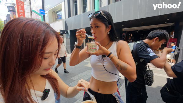 ▲韓國女軍官嗨吃金鍾國最愛台灣夜市牛排。（圖／節目提供）