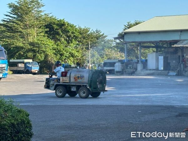 ▲衛生局稽查人員進入食品公司清點疑似問題豬肉原料，總計300公斤全數封存未流入市面。（記者林東良翻攝，下同）