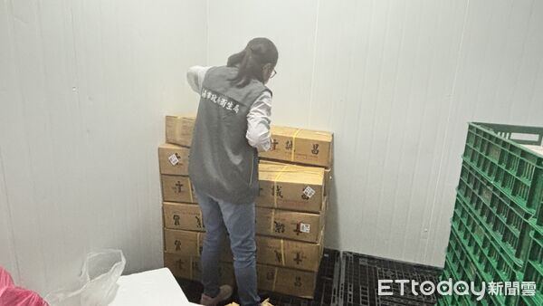 ▲衛生局稽查人員進入食品公司清點疑似問題豬肉原料，總計300公斤全數封存未流入市面。（記者林東良翻攝，下同）