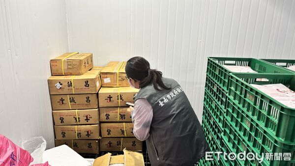 ▲衛生局稽查人員進入食品公司清點疑似問題豬肉原料，總計300公斤全數封存未流入市面。（記者林東良翻攝，下同）