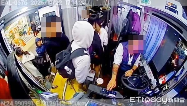▲桃園客運劉姓司機22日載運學生途中，質疑學生有逃票嫌疑，一名男學生下車前為同學出聲，回頭向司機反嗆。（資料照／記者沈繼昌翻攝）