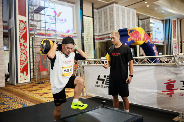 ▲馬國弼(左)挑戰體能極限。（圖／好看娛樂）