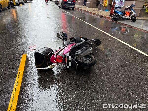 ▲社區大樓紗窗從14樓掉落，蔡女遭砸摔車受傷。（圖／記者陸運陞翻攝）