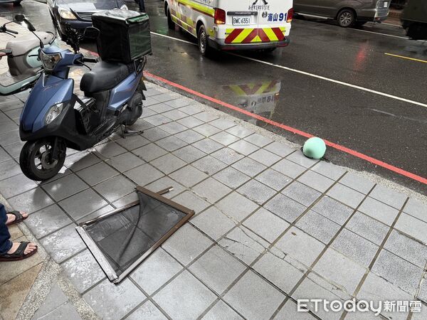 ▲社區大樓紗窗從14樓掉落，蔡女遭砸摔車受傷。（圖／記者陸運陞翻攝）