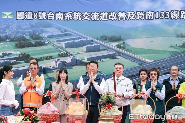 ▲行政院長卓榮泰今出席國道8號跨南133線立體化工程動土典禮，盼2030年如期完工。（記者林東良翻攝，下同）
