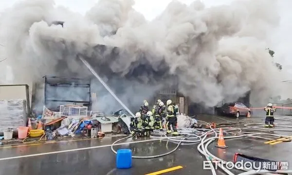 ▲桃園市桃園區樹仁三街一家五金倉庫大火，上百消防人員全力以水線灌救。（資料照／記者沈繼昌翻攝）