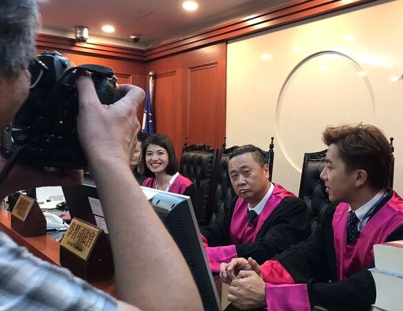 ▲台北地檢署協助拍攝一日檢察官，右起為坤達、邰智源、檢察官林彥均。（圖／翻攝台北地檢署）