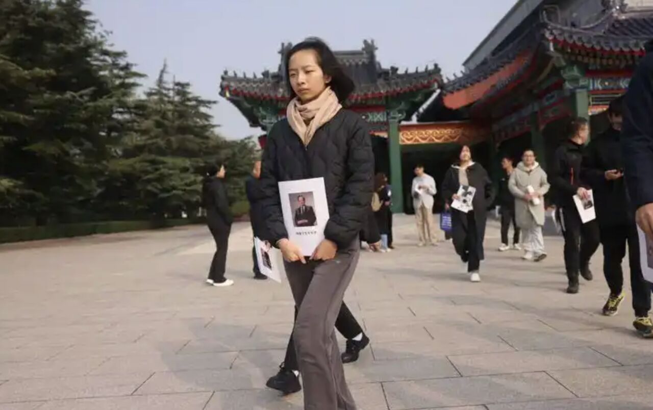 北京八寶山舉行楊振寧告別式 民眾手持相片排長隊含淚送別