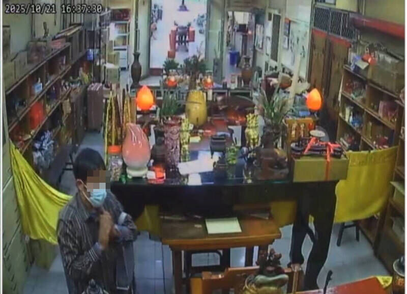溪州天圓宮傳竊案竊!壯賊2天拜摸走3面金牌 下手前先拜關公