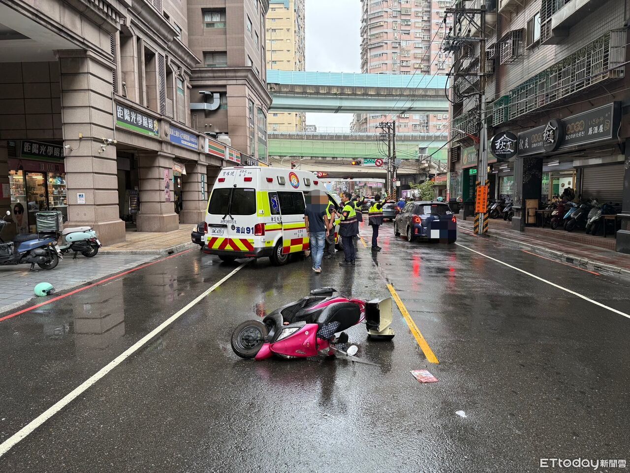 紗窗太老舊14樓砸下來！倒楣騎士慘被KO　摔車受傷急送醫