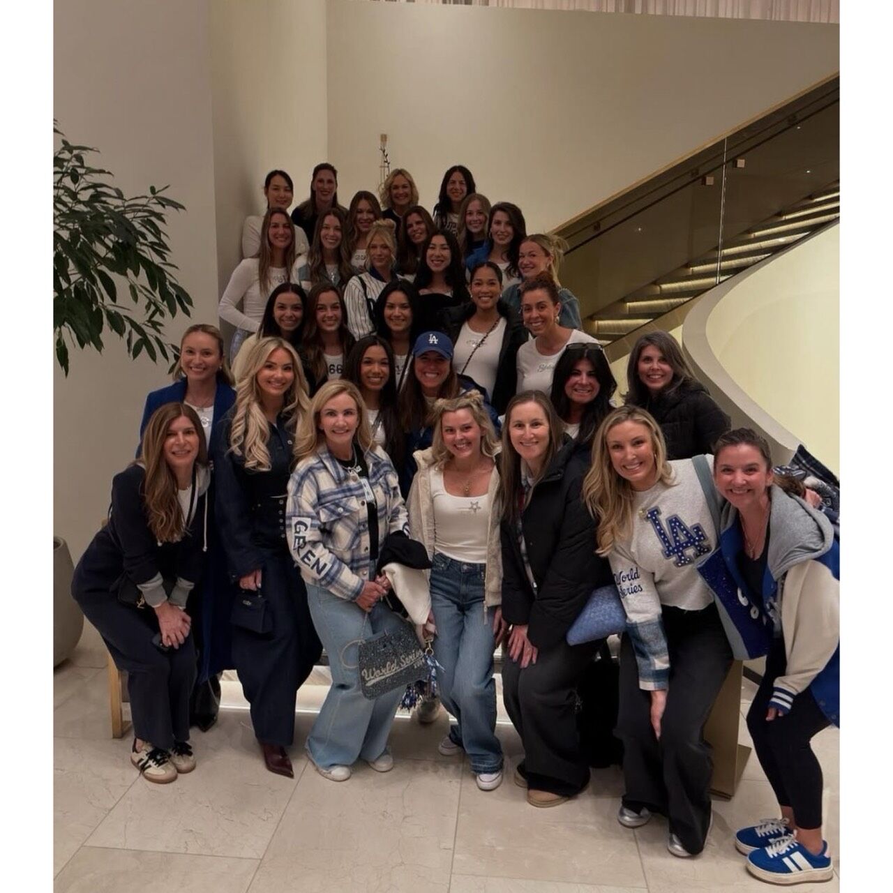 ▲▼道奇大嫂團在世界大賽前合照，大谷翔平愛妻真美子（最後一排左邊第1位）白襯衫馬尾造型亮相。（圖／翻攝自IG／ladodgerwives）