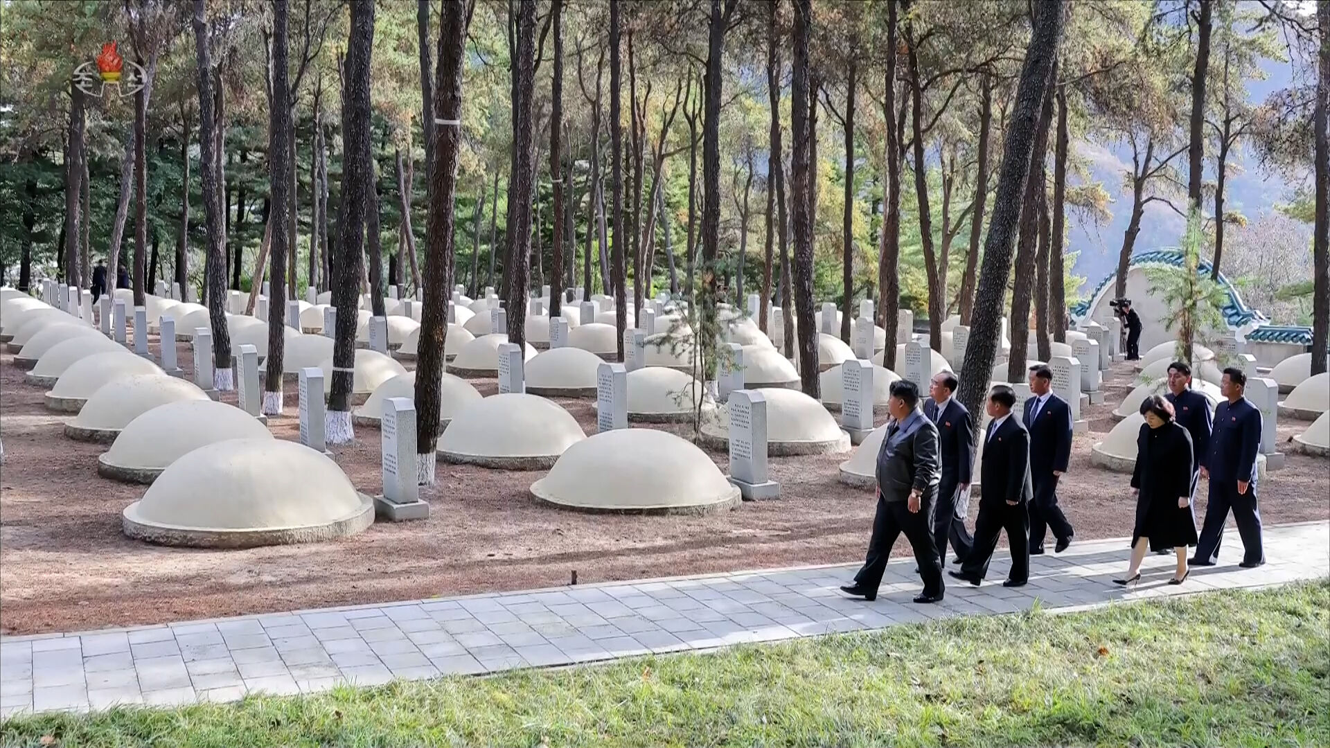 ▲▼北韓最高領導人金正恩24日前往平安南道檜倉郡參謁中國人民志願軍烈士陵墓。（圖／達志影像）