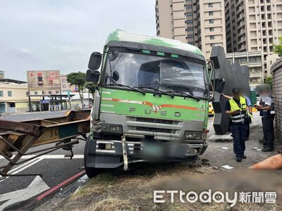 聯結車猛撞分隔島「暴力斷頭」驚悚畫面曝　駕駛奇蹟僅輕傷