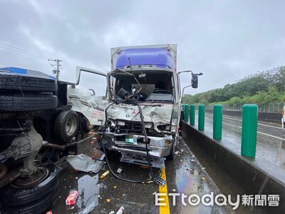 沒保持距離！台66線貨車連撞「大小學長」　側翻躺路中畫面曝