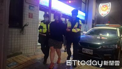 報警稱起火「女陳屍浴室」!檢警懷疑閨蜜涉重嫌逮人 移送畫面曝
