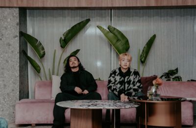日本「破億神曲」夯團Creepy Nuts逛夜市文化衝擊：滷味什麼都賣！