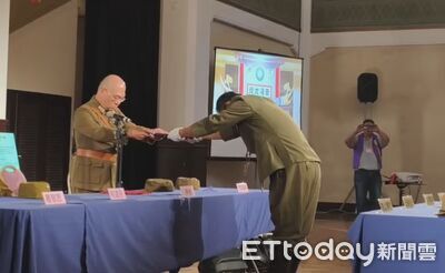 軍裝復刻中山堂80年前「受降典禮」！　抗戰老兵到場分享戰場經歷