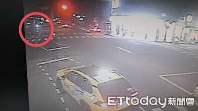 男闖紅燈被左轉車嚇到雷殘！滑30m撞車尾　破肚送醫驚險畫面曝