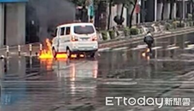 北市路口車禍!機車燒成火球 騎士腳底著火逃生...驚險畫面曝