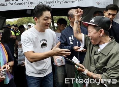 蔣萬安現身同志大遊行！　沿途發御守、民眾搶合照