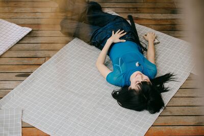 白安避台北雨勢「台中辦路邊野餐」 直接躺地上超率性