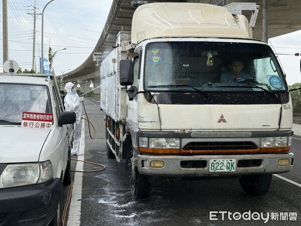 ▲雲林縣在台61線麥寮匝道設置防疫消毒站，防疫人員全副武裝執行清消作業。（圖／記者游瓊華翻攝）