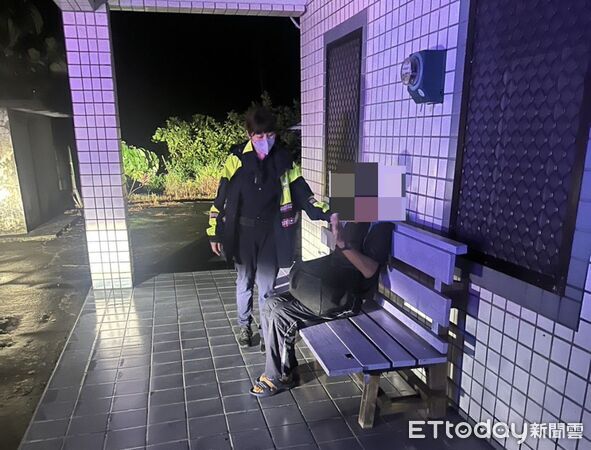 ▲成功分局女警化身夜裡守護天使。（圖／記者楊晨東翻攝）