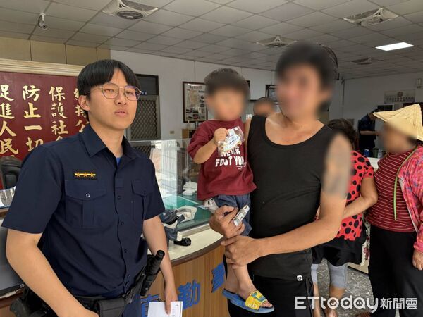 ▲王姓家長抱著找回的兒子，激動頻頻向警員與熱心民眾道謝。（圖／記者游瓊華翻攝）