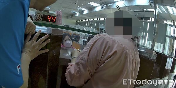 ▲警方趕抵農會現場，耐心向女子說明詐騙手法。（圖／記者游瓊華翻攝）