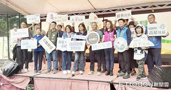 ▲桃園市農業局今天下午舉辦「村光乍現・桃園金牌好好玩」金牌農村成果展，出席的市府農業局與農業部水保署台北分署等人員大合照。（圖／記者沈繼昌攝）