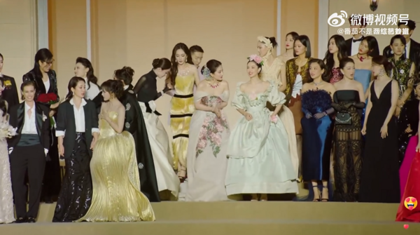 ▲▼楊冪、劉亦菲友情破裂「同台零互動」尷尬合照畫面曝。（圖／翻攝自微博）