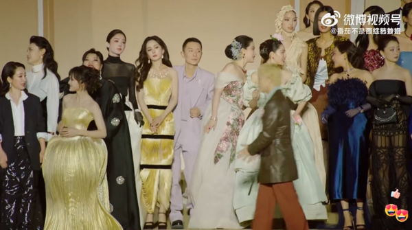 ▲▼楊冪、劉亦菲友情破裂「同台零互動」尷尬合照畫面曝。（圖／翻攝自微博）