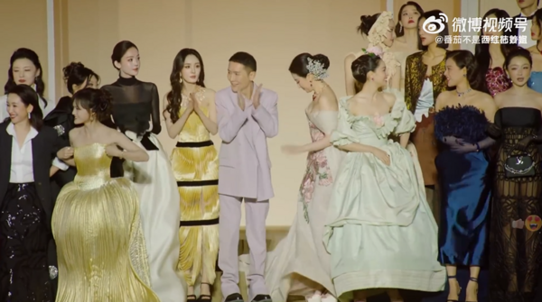 ▲▼楊冪、劉亦菲友情破裂「同台零互動」尷尬合照畫面曝。（圖／翻攝自微博）