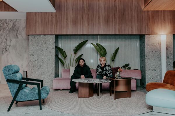 ▲▼▲▼Creepy Nuts逛夜市文化衝擊　：滷味什麼都賣！ 。（圖／Hiroya Brian提供）