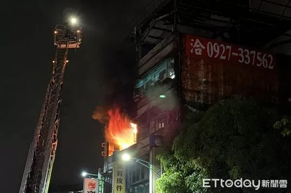 ▲桃園市龜山區透天民宅凌晨傳出火警，火舌竄出十分猛烈。（圖／桃園市政府消防局提供）