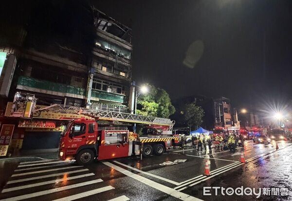 ▲桃園市龜山區透天民宅凌晨傳出火警，火舌竄出十分猛烈。（圖／桃園市政府消防局提供）