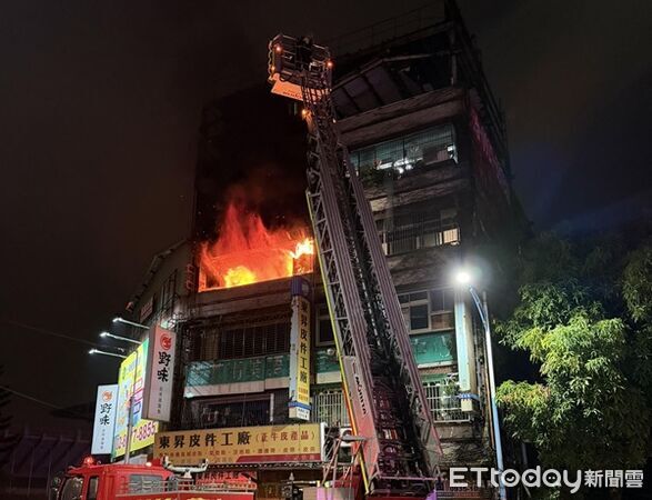 ▲桃園市龜山區透天民宅凌晨傳出火警，火舌竄出十分猛烈。（圖／桃園市政府消防局提供）