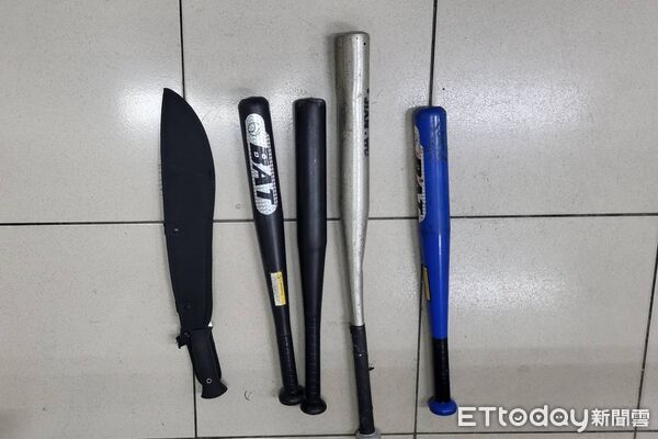 ▲警方抵達現場，控制場面             。（圖／記者吳奕靖翻攝）