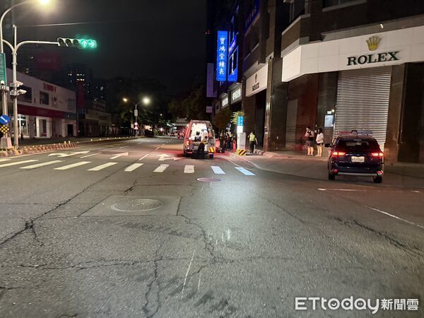 ▲▼1輛黃牌重機闖紅燈，慘摔滑行30公尺衝撞車尾。圖／民眾提供，下同）