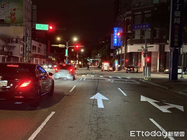 ▲▼1輛黃牌重機闖紅燈，慘摔滑行30公尺衝撞車尾。圖／民眾提供，下同）